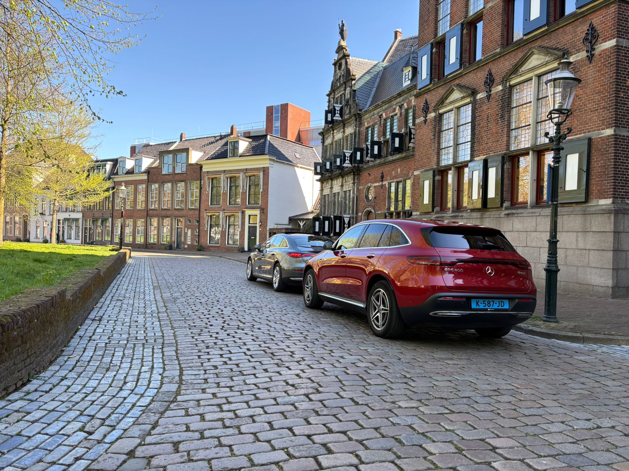 Mercedes-Benz EQC elektrische taxi op de historische keien in Groningen