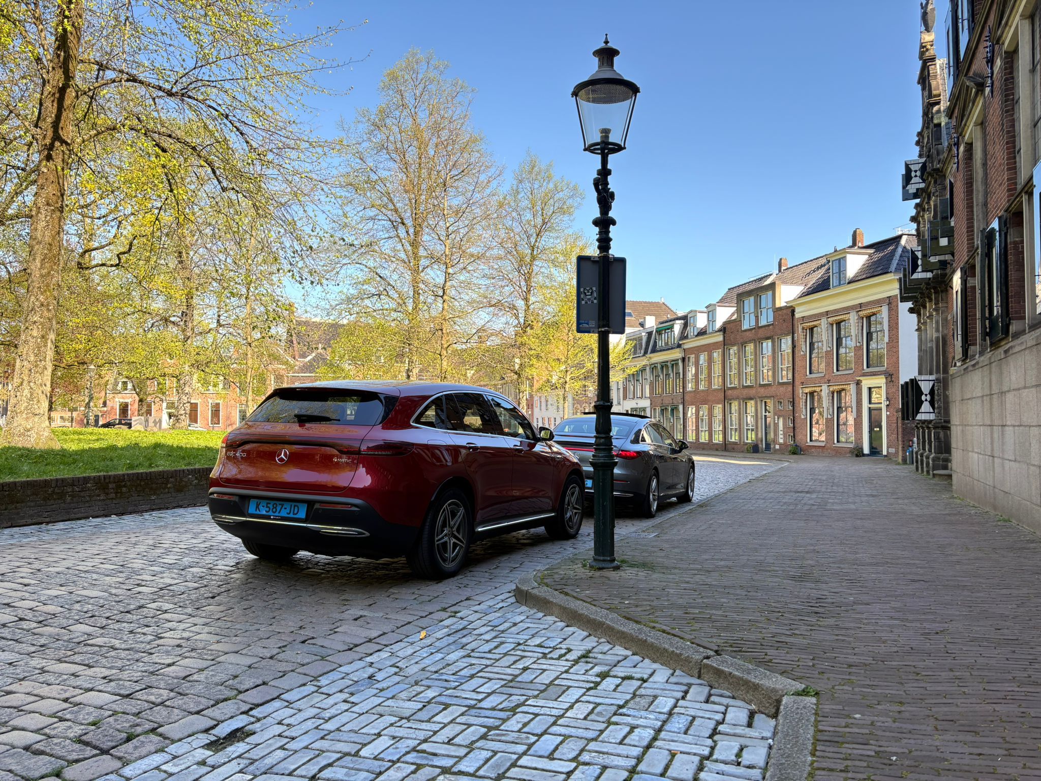 Mercedes-Benz EQC elektrische taxi op de Grote Markt in Groningen