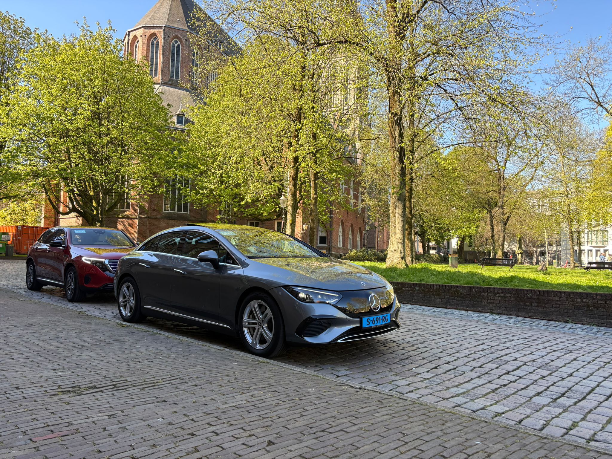 Mercedes-EQ elektrische taxi's bij de Martinikerk in Groningen